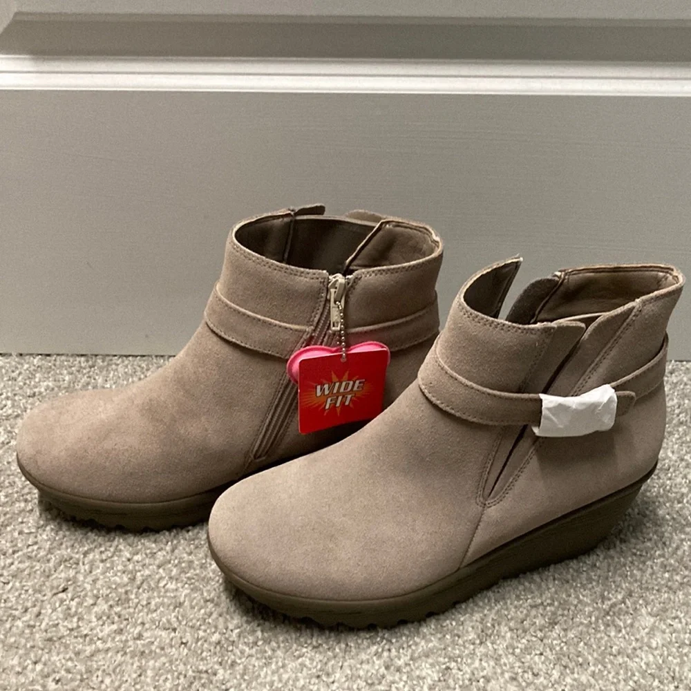 NWOB Skechers booties. Sz 9 Wide. Tan/cream color. Never Worn. - Picture 1 of 12